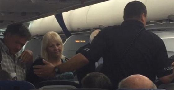 طفلة مخيفة تجبر قائد الطائرة على الهبوط اضطراريا!! صورة رقم 2 طفلة مخيفة تجبر قائد الطائرة على الهبوط اضطراريا!! صورة رقم 2