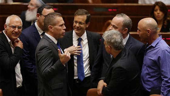 بالفيديو.. رد فعل تهكمي من اعضاء الكنيست العرب على سلام نتنياهو صورة رقم 2 بالفيديو.. رد فعل تهكمي من اعضاء الكنيست العرب على سلام نتنياهو صورة رقم 2