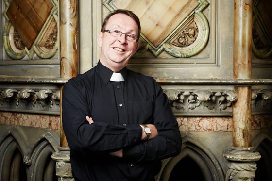 كاهن ايرلندي حقق شهرة عالمية في الغناء بعد ان تجاوز الستين  صورة رقم 10