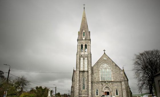 كاهن ايرلندي حقق شهرة عالمية في الغناء بعد ان تجاوز الستين  صورة رقم 9