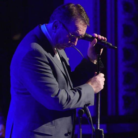 كاهن ايرلندي حقق شهرة عالمية في الغناء بعد ان تجاوز الستين  صورة رقم 12