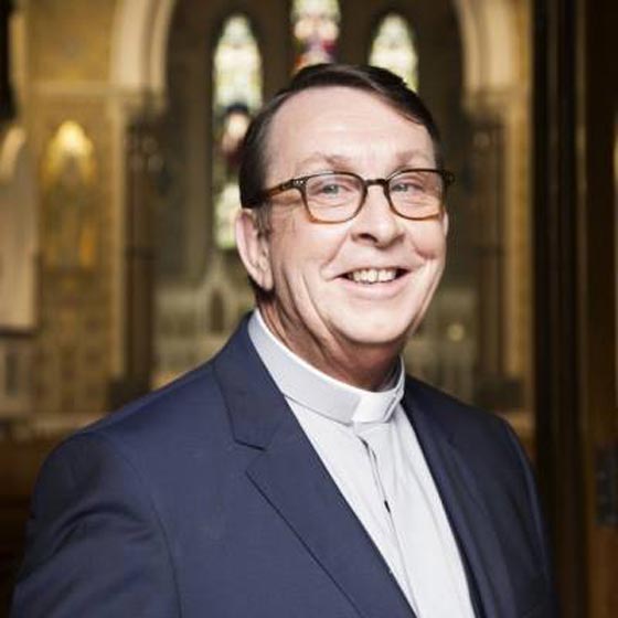 كاهن ايرلندي حقق شهرة عالمية في الغناء بعد ان تجاوز الستين  صورة رقم 13