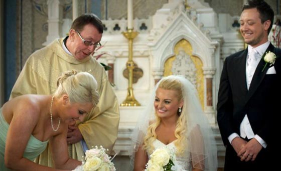 كاهن ايرلندي حقق شهرة عالمية في الغناء بعد ان تجاوز الستين  صورة رقم 3