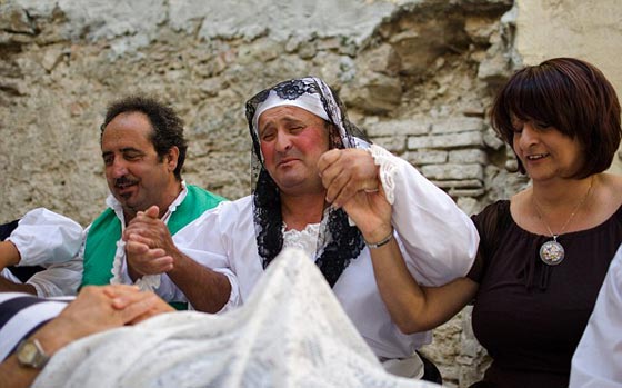 قصص مرعبة عن اكثر بلدة ملعونة في ايطاليا: سحرة، عين شريرة ورضّع  بقلبين و3 رئات صورة رقم 12