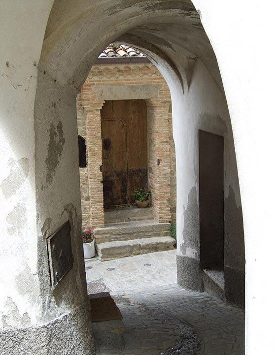 قصص مرعبة عن اكثر بلدة ملعونة في ايطاليا: سحرة، عين شريرة ورضّع  بقلبين و3 رئات صورة رقم 11