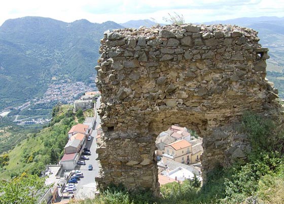 قصص مرعبة عن اكثر بلدة ملعونة في ايطاليا: سحرة، عين شريرة ورضّع  بقلبين و3 رئات صورة رقم 1