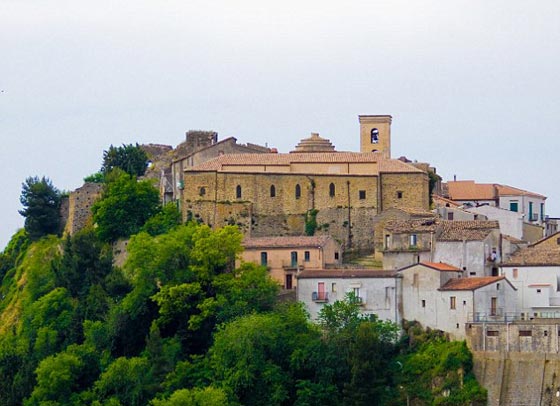 قصص مرعبة عن اكثر بلدة ملعونة في ايطاليا: سحرة، عين شريرة ورضّع  بقلبين و3 رئات صورة رقم 3