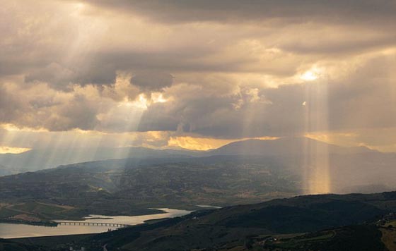 قصص مرعبة عن اكثر بلدة ملعونة في ايطاليا: سحرة، عين شريرة ورضّع  بقلبين و3 رئات صورة رقم 5