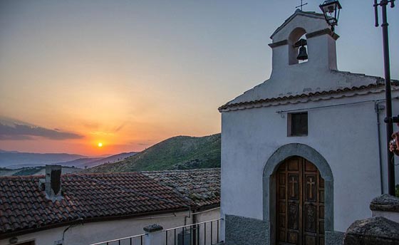 قصص مرعبة عن اكثر بلدة ملعونة في ايطاليا: سحرة، عين شريرة ورضّع  بقلبين و3 رئات صورة رقم 9