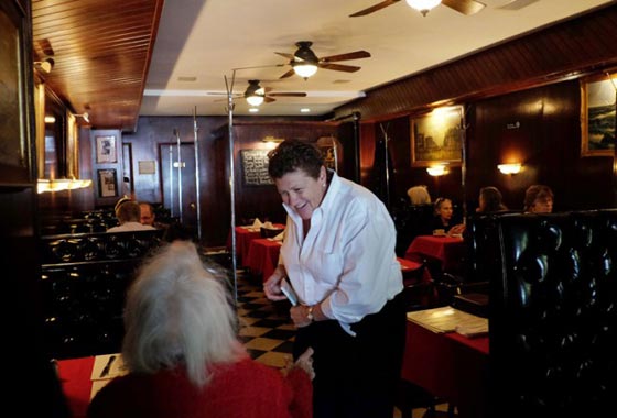 ثري يوصي بـ 100 الف دولار من ميراثه لمطعم أكل فيه 50 عاما صورة رقم 1 ثري يوصي بـ 100 الف دولار من ميراثه لمطعم أكل فيه 50 عاما صورة رقم 1