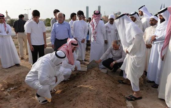 رحيل شيخ بحريني طاف حول الكعبة سباحة في فيضان عام 1941 صورة رقم 8 رحيل شيخ بحريني طاف حول الكعبة سباحة في فيضان عام 1941 صورة رقم 8