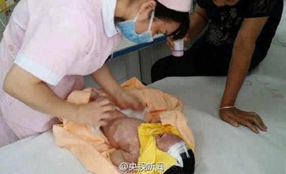 ترك 10 أيام في البرية ودفن حيا.. مولود صيني يتشبث بالحياة صورة رقم 1 ترك 10 أيام في البرية ودفن حيا.. مولود صيني يتشبث بالحياة صورة رقم 1