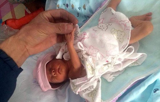 ترك 10 أيام في البرية ودفن حيا.. مولود صيني يتشبث بالحياة صورة رقم 2 ترك 10 أيام في البرية ودفن حيا.. مولود صيني يتشبث بالحياة صورة رقم 2