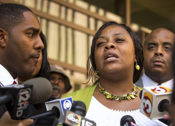 وضع ام امريكية 18 شهرا تحت المراقبة على ترك ابنيها في سيارة ساخنة صورة رقم 3 وضع ام امريكية 18 شهرا تحت المراقبة على ترك ابنيها في سيارة ساخنة صورة رقم 3