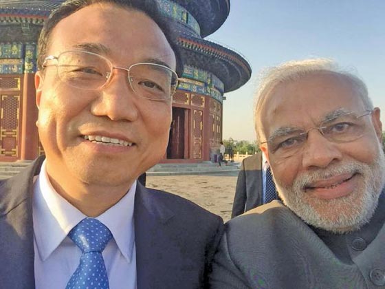 السيلفي يقتحم عالم الرؤساء.. لقطة نادرة لزعيمي الهند والصين- شاهدها صورة رقم 1 السيلفي يقتحم عالم الرؤساء.. لقطة نادرة لزعيمي الهند والصين- شاهدها صورة رقم 1