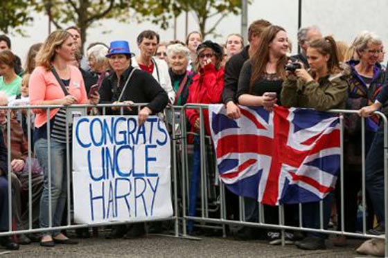 معاكسات لطيفة جريئة يتلقاها الامير العازب هاري من صبايا انجليزيات صورة رقم 5 معاكسات لطيفة جريئة يتلقاها الامير العازب هاري من صبايا انجليزيات صورة رقم 5