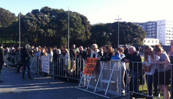 معاكسات لطيفة جريئة يتلقاها الامير العازب هاري من صبايا انجليزيات صورة رقم 6 معاكسات لطيفة جريئة يتلقاها الامير العازب هاري من صبايا انجليزيات صورة رقم 6