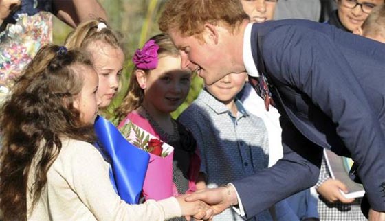 معاكسات لطيفة جريئة يتلقاها الامير العازب هاري من صبايا انجليزيات صورة رقم 4 معاكسات لطيفة جريئة يتلقاها الامير العازب هاري من صبايا انجليزيات صورة رقم 4