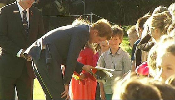 معاكسات لطيفة جريئة يتلقاها الامير العازب هاري من صبايا انجليزيات صورة رقم 1 معاكسات لطيفة جريئة يتلقاها الامير العازب هاري من صبايا انجليزيات صورة رقم 1