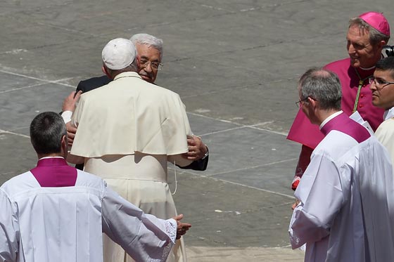 محمود عباس يتسبب بموجة انتقادات حادة لبابا الفاتيكان.. وهذا هو السبب صورة رقم 3 محمود عباس يتسبب بموجة انتقادات حادة لبابا الفاتيكان.. وهذا هو السبب صورة رقم 3