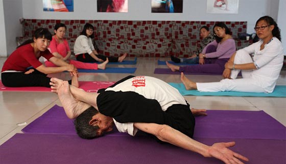 تعرف على مدرب اليوجا هو زينشان.. تجاوز الثمانين وما زال يعلم مريديه بهمة شباب صورة رقم 2 تعرف على مدرب اليوجا هو زينشان.. تجاوز الثمانين وما زال يعلم مريديه بهمة شباب صورة رقم 2