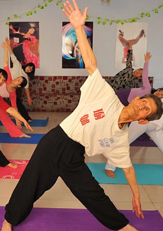 تعرف على مدرب اليوجا هو زينشان.. تجاوز الثمانين وما زال يعلم مريديه بهمة شباب صورة رقم 4 تعرف على مدرب اليوجا هو زينشان.. تجاوز الثمانين وما زال يعلم مريديه بهمة شباب صورة رقم 4