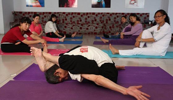 تعرف على مدرب اليوجا هو زينشان.. تجاوز الثمانين وما زال يعلم مريديه بهمة شباب صورة رقم 6 تعرف على مدرب اليوجا هو زينشان.. تجاوز الثمانين وما زال يعلم مريديه بهمة شباب صورة رقم 6