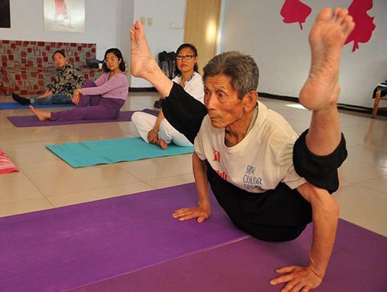 تعرف على مدرب اليوجا هو زينشان.. تجاوز الثمانين وما زال يعلم مريديه بهمة شباب صورة رقم 5 تعرف على مدرب اليوجا هو زينشان.. تجاوز الثمانين وما زال يعلم مريديه بهمة شباب صورة رقم 5