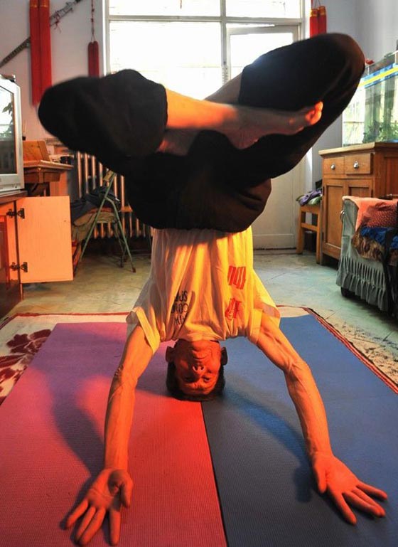 تعرف على مدرب اليوجا هو زينشان.. تجاوز الثمانين وما زال يعلم مريديه بهمة شباب صورة رقم 11 تعرف على مدرب اليوجا هو زينشان.. تجاوز الثمانين وما زال يعلم مريديه بهمة شباب صورة رقم 11