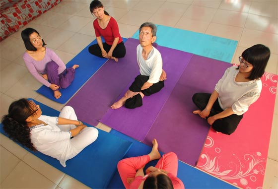 تعرف على مدرب اليوجا هو زينشان.. تجاوز الثمانين وما زال يعلم مريديه بهمة شباب صورة رقم 10 تعرف على مدرب اليوجا هو زينشان.. تجاوز الثمانين وما زال يعلم مريديه بهمة شباب صورة رقم 10