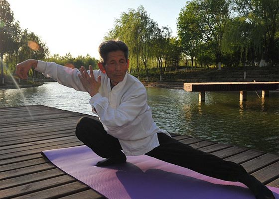 تعرف على مدرب اليوجا هو زينشان.. تجاوز الثمانين وما زال يعلم مريديه بهمة شباب صورة رقم 9 تعرف على مدرب اليوجا هو زينشان.. تجاوز الثمانين وما زال يعلم مريديه بهمة شباب صورة رقم 9