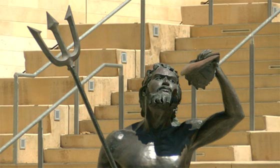 طالبة فنون أجبرت على خلع الملابس في الجامعة كشرط للتخرج صورة رقم 1