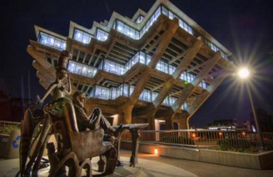 طالبة فنون أجبرت على خلع الملابس في الجامعة كشرط للتخرج صورة رقم 2