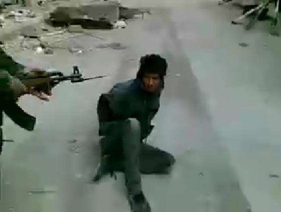 بالفيديو.. أبو سياف يعدم معتقلا مكبل اليدين طعنا قبل ضربه بالنار صورة رقم 1 بالفيديو.. أبو سياف يعدم معتقلا مكبل اليدين طعنا قبل ضربه بالنار صورة رقم 1