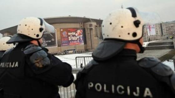 رجل يقتل زوجته وزوجة ابنه وأصهاره وينتحر بعد حفل زفاف صورة رقم 2