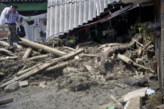 انهيار أرضي يزيل قرية كولومبية من الخارطة ويقتل العشرات صورة رقم 9