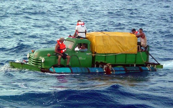 بالصور.. يعبرون الحدود مهما بلغت المخاطر صورة رقم 4 بالصور.. يعبرون الحدود مهما بلغت المخاطر صورة رقم 4