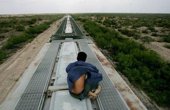 بالصور.. يعبرون الحدود مهما بلغت المخاطر صورة رقم 7 بالصور.. يعبرون الحدود مهما بلغت المخاطر صورة رقم 7