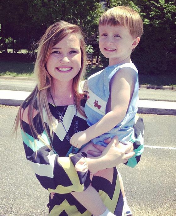  مؤثر جدا: فيديو طفل يتوسل لامه لشراء طعام لرجل فقير ويبكي كل من في المطعم صورة رقم 1