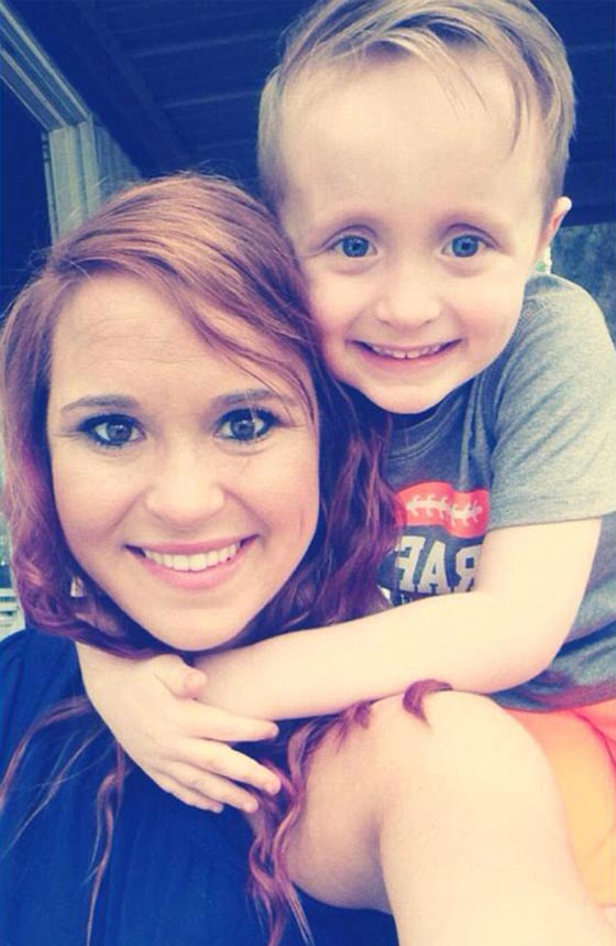  مؤثر جدا: فيديو طفل يتوسل لامه لشراء طعام لرجل فقير ويبكي كل من في المطعم صورة رقم 2