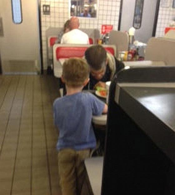  مؤثر جدا: فيديو طفل يتوسل لامه لشراء طعام لرجل فقير ويبكي كل من في المطعم صورة رقم 3