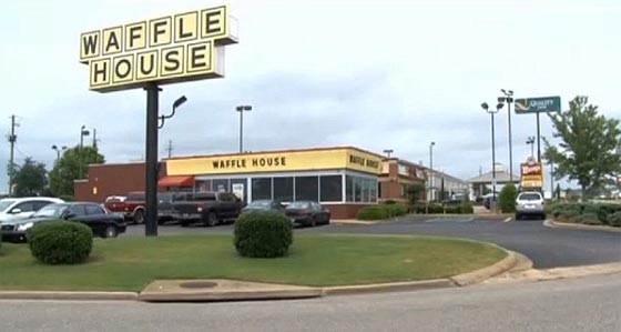  مؤثر جدا: فيديو طفل يتوسل لامه لشراء طعام لرجل فقير ويبكي كل من في المطعم صورة رقم 4