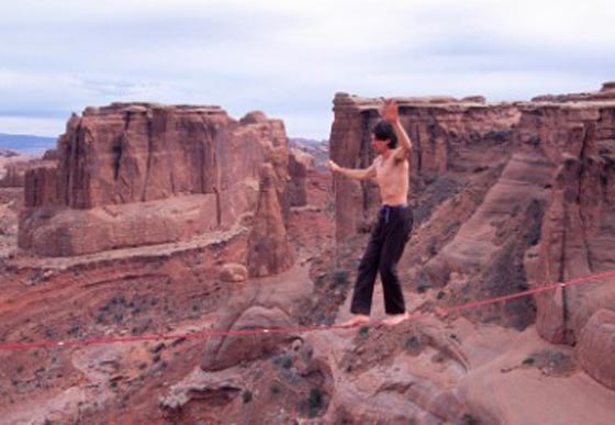 مش كل جرة تسلم المرة.. قفزة العمر تضع حدا لحياة مغامر شهير صورة رقم 1 مش كل جرة تسلم المرة.. قفزة العمر تضع حدا لحياة مغامر شهير صورة رقم 1