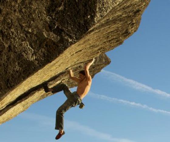 مش كل جرة تسلم المرة.. قفزة العمر تضع حدا لحياة مغامر شهير صورة رقم 2 مش كل جرة تسلم المرة.. قفزة العمر تضع حدا لحياة مغامر شهير صورة رقم 2