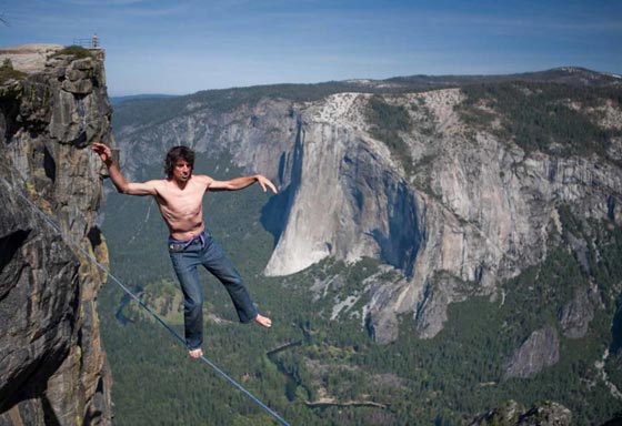 مش كل جرة تسلم المرة.. قفزة العمر تضع حدا لحياة مغامر شهير صورة رقم 4 مش كل جرة تسلم المرة.. قفزة العمر تضع حدا لحياة مغامر شهير صورة رقم 4