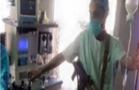 مواقع التواصل الاجتماعي تنشغل بصورة طبيب يحمل رشاشا.. انضم الى المنشغلين صورة رقم 1 مواقع التواصل الاجتماعي تنشغل بصورة طبيب يحمل رشاشا.. انضم الى المنشغلين صورة رقم 1