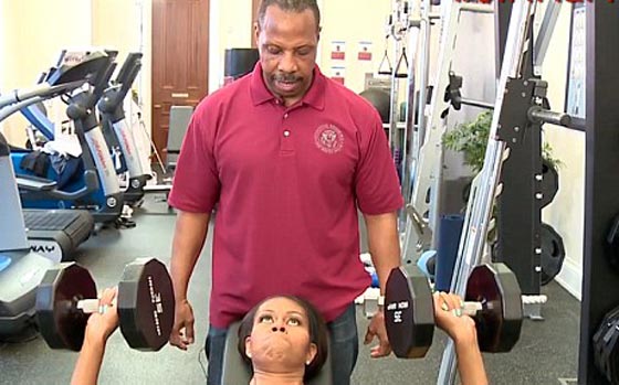 ميشيل اوباما تقبل التحدي وترد عليه بطريقتها الخاصة، بالملاكمة ورفع الاثقال!! صورة رقم 2 ميشيل اوباما تقبل التحدي وترد عليه بطريقتها الخاصة، بالملاكمة ورفع الاثقال!! صورة رقم 2