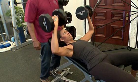 ميشيل اوباما تقبل التحدي وترد عليه بطريقتها الخاصة، بالملاكمة ورفع الاثقال!! صورة رقم 3 ميشيل اوباما تقبل التحدي وترد عليه بطريقتها الخاصة، بالملاكمة ورفع الاثقال!! صورة رقم 3