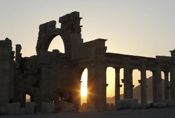 الدواعش يدمرون مدينة تدمر ويعملون فيها يد القتل ذات اليمين وذات الشمال صورة رقم 4 الدواعش يدمرون مدينة تدمر ويعملون فيها يد القتل ذات اليمين وذات الشمال صورة رقم 4