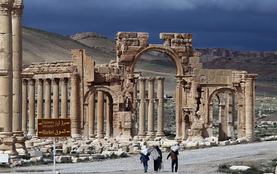 الدواعش يدمرون مدينة تدمر ويعملون فيها يد القتل ذات اليمين وذات الشمال صورة رقم 5 الدواعش يدمرون مدينة تدمر ويعملون فيها يد القتل ذات اليمين وذات الشمال صورة رقم 5